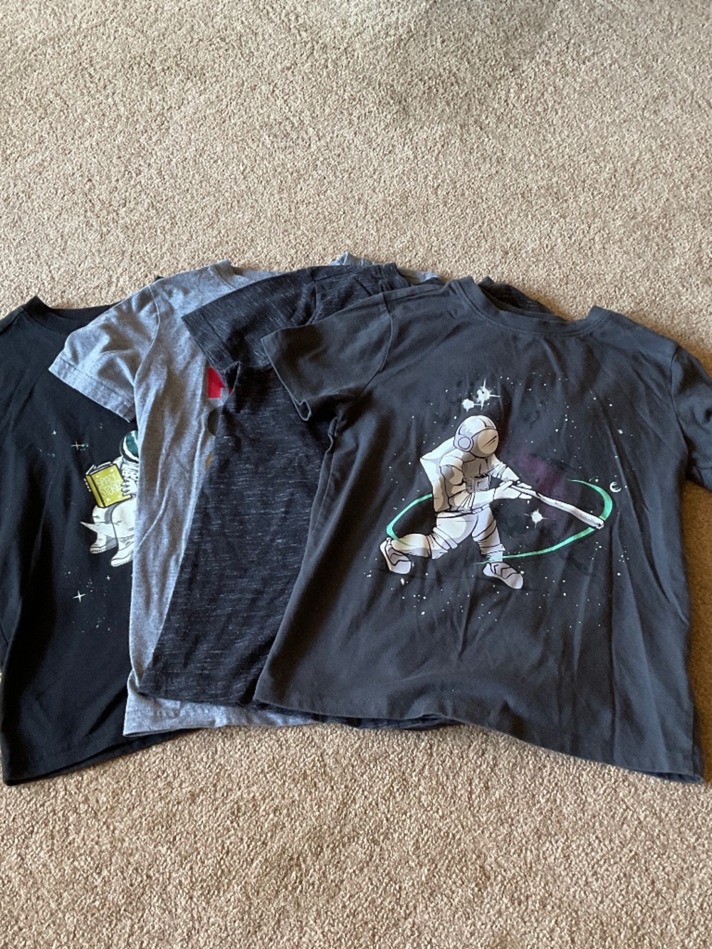Cat & Jack bundle of 4 boys T-shirts, size 6-7